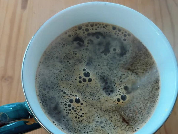 Café sans machine ni filtre : la méthode de la tasse
