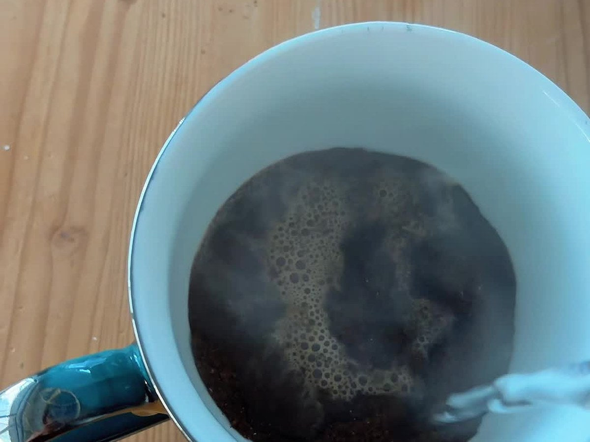 Eau chaude versée sur du café fraîchement moulu : le café gonfle et fait des bulles (bloom)