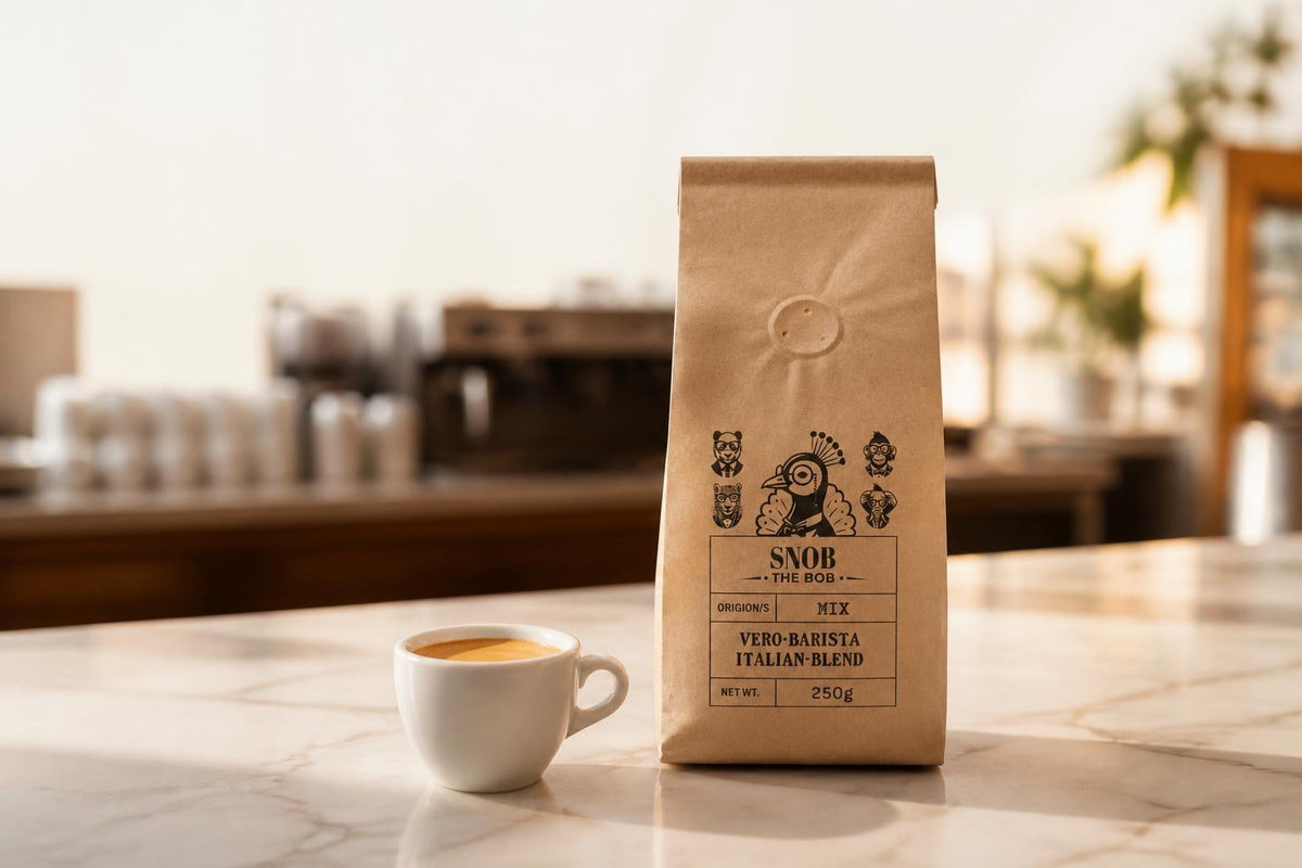 Vero Barista, espresso italien Snob The Bob, à côté d'une tasse d'espresso